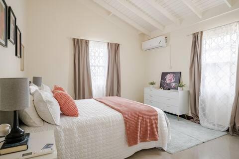 Villa Bellarose At Colbeck ,Gated With Pool, Stylishly Modern Old Harbour Exterior foto